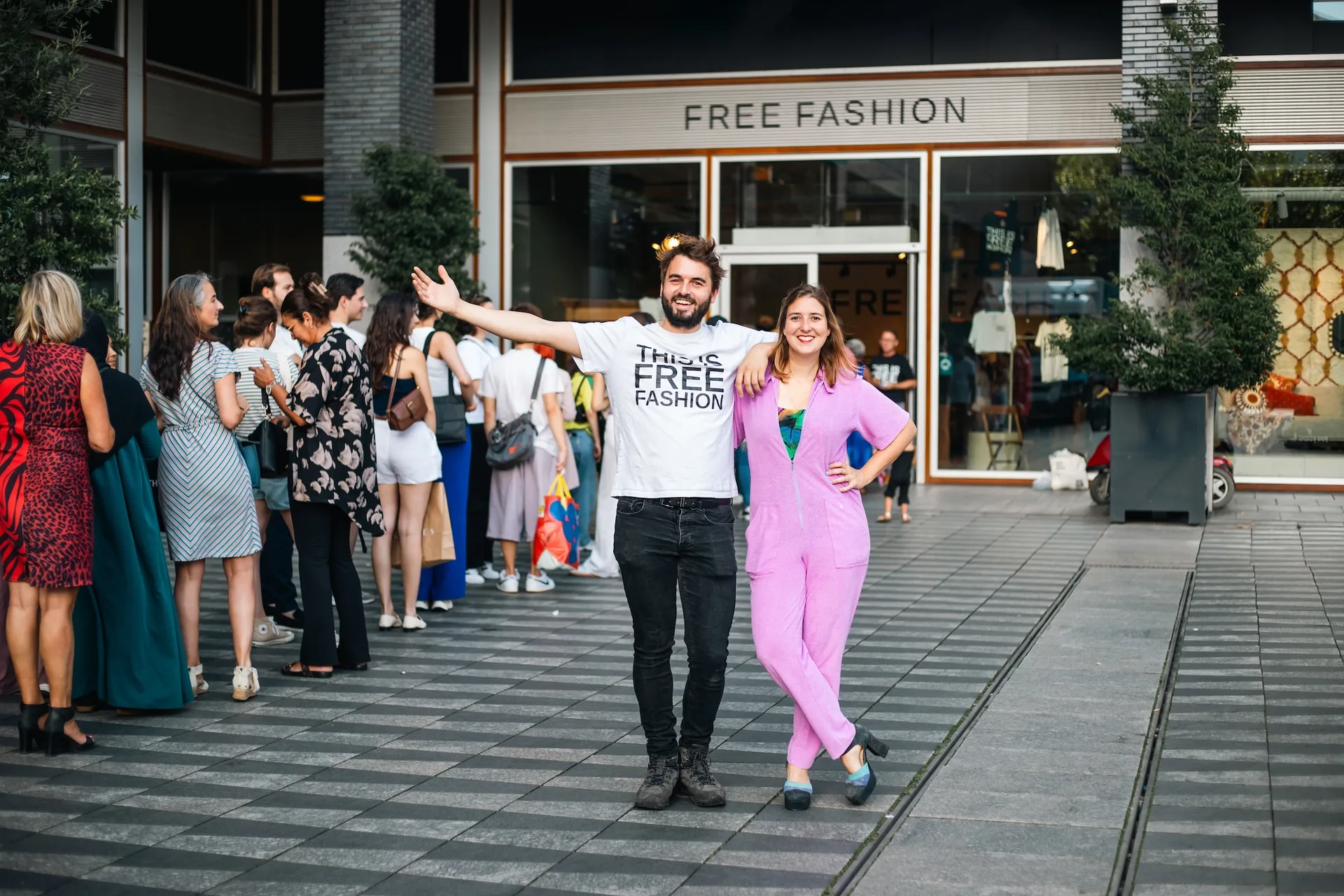 FREE FASHION Store Tilburg rijen voor de deur 0